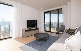 Modern Family Home Close To Victoria Station By Underthedoormat