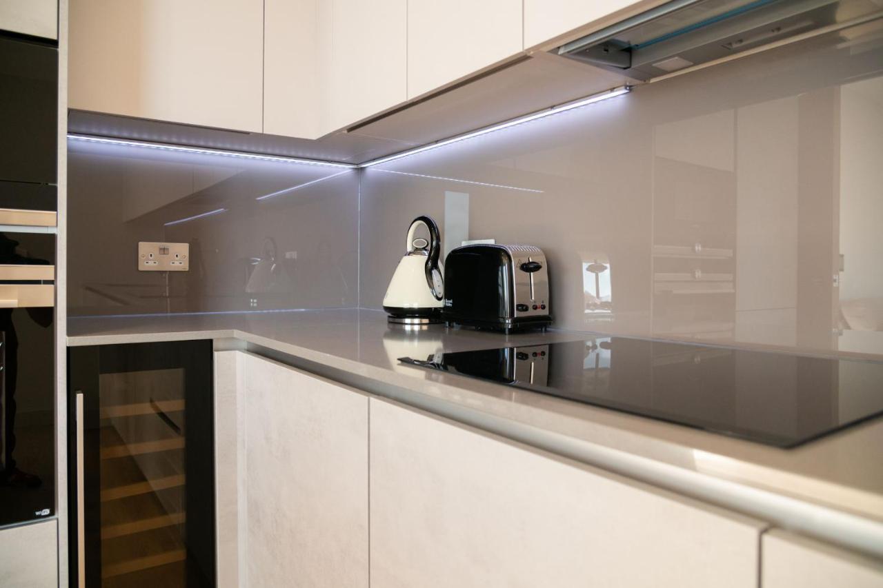 Modern Family Home Close To Victoria Station By Underthedoormat London Exterior photo